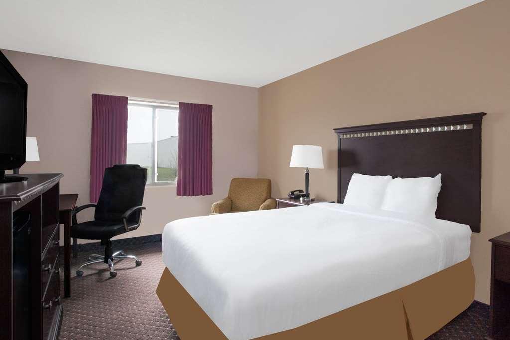 Baymont Inn & Suites By Wyndham San Marcos Room photo